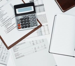 Pięć złotych zasad księgowości dla spółek – poznaj najważniejsze reguły prowadzenia ksiąg, rozliczeń podatkowych i organizacji finansów w firmie.