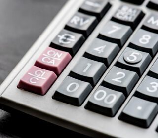 CIT klasyczny i estoński CIT – sprawdź, który model opodatkowania lepiej odpowiada potrzebom Twojej spółki. Wyjaśniamy zasady, zalety i ograniczenia obu rozwiązań.