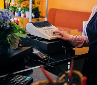 Kiedy trzeba mieć kasę fiskalną? Sprawdź, kto musi jej używać, jakie obowiązują limity oraz kiedy można skorzystać ze zwolnienia.