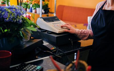 Kiedy trzeba mieć kasę fiskalną? Sprawdź, kto musi jej używać, jakie obowiązują limity oraz kiedy można skorzystać ze zwolnienia.