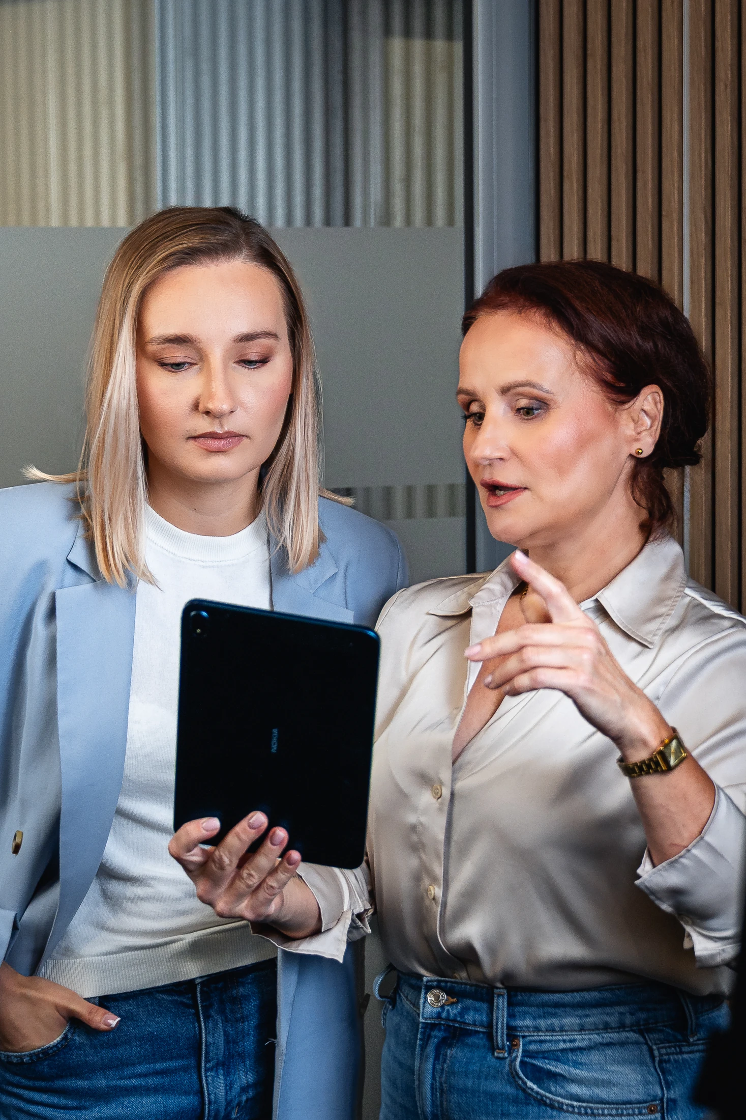 Anna Piątek i Patrycja Malska sprawdzają faktury z KSeF